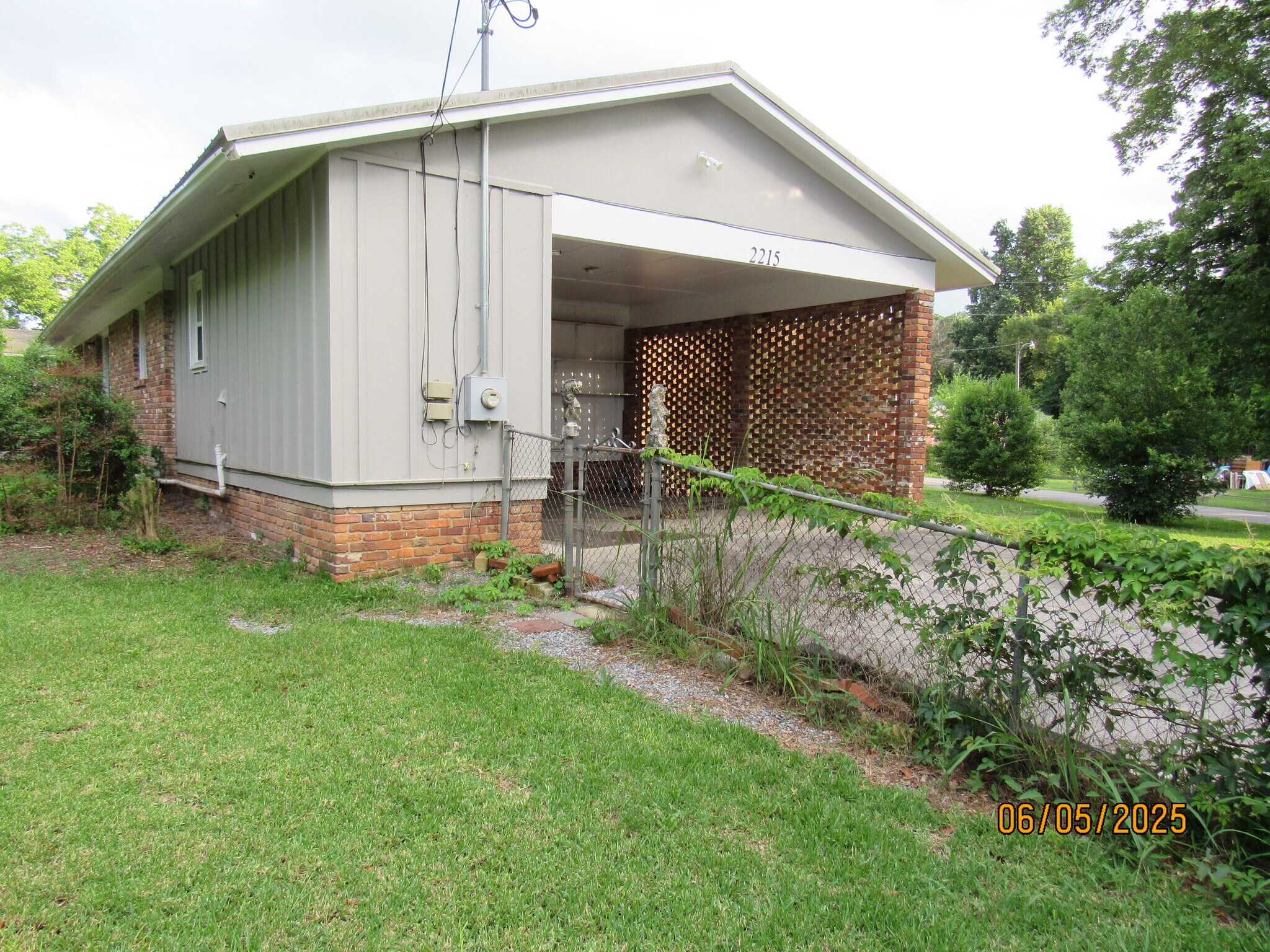 Building Photo - 2215 Macy Ave