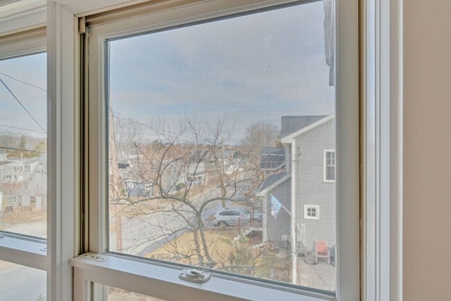 Building Photo - Stunning 4 Bed 2.5 Bath Steps from Willards Beach UNFURNISHED