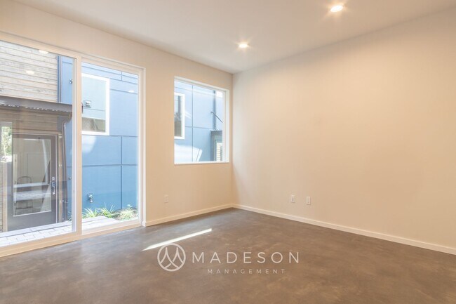Building Photo - 9730 Woodlawn Ave N