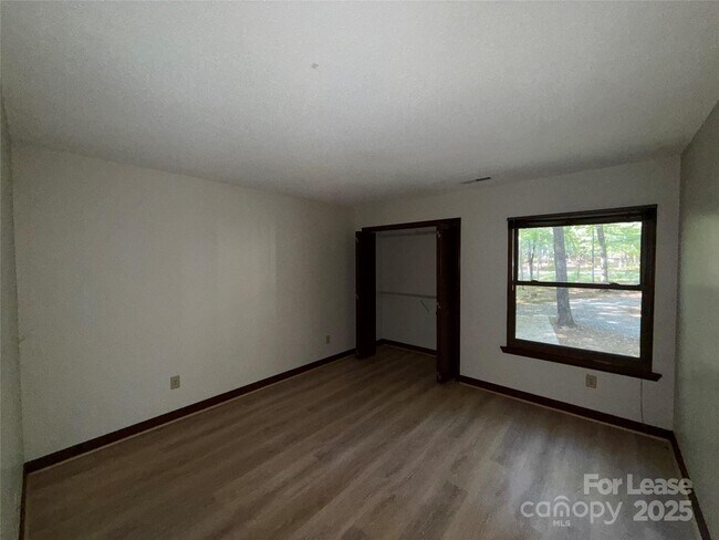 Building Photo - 217 Raintree Dr