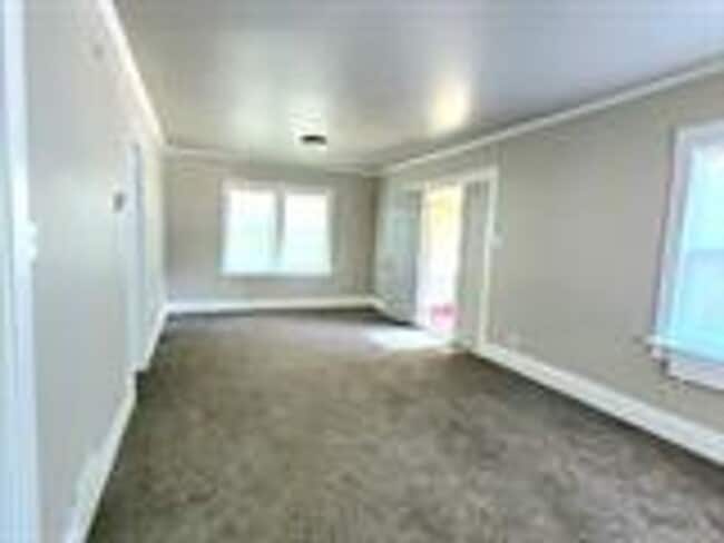 Building Photo - VOUCHER FREINDLY - COME SEE!!!!!!