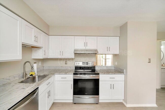 Building Photo - 2881 Burgundy Pl