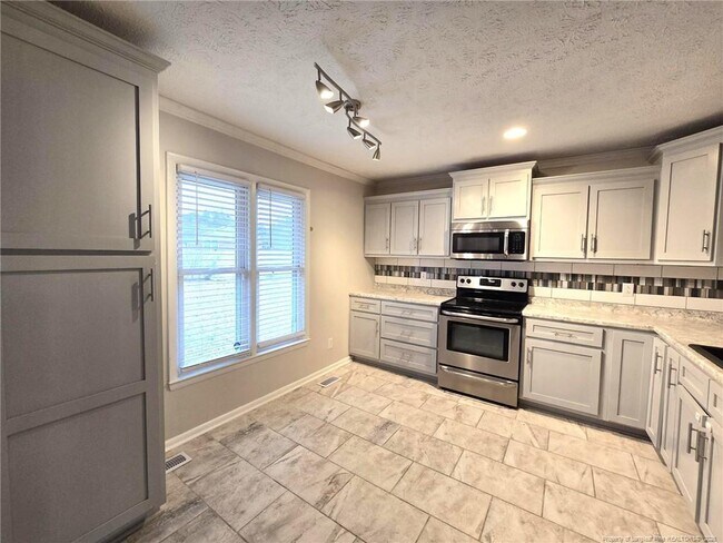 Building Photo - 5600 Woodlake Ct