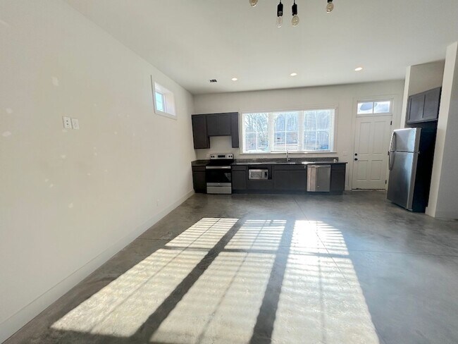 Building Photo - 2 BEDROOM | 2.5 BATH | BALCONY