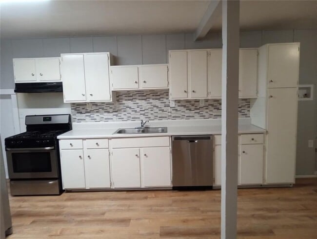 Building Photo - Fully Remodeled 1 bath Washer /Dryer