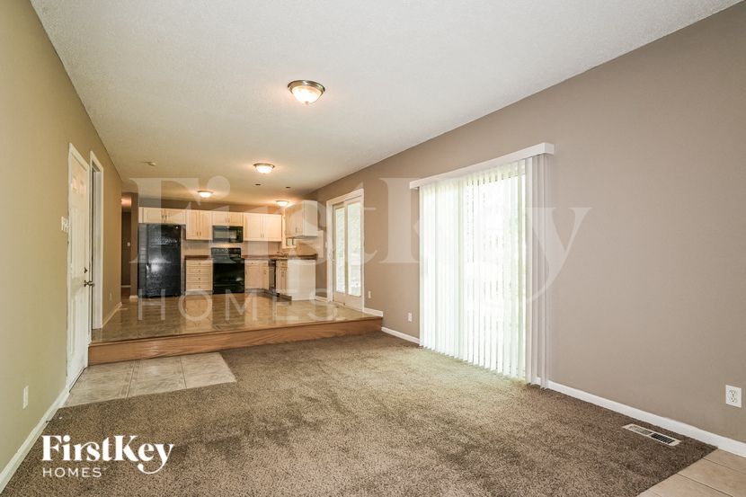 Building Photo - 125 Lake Point Dr