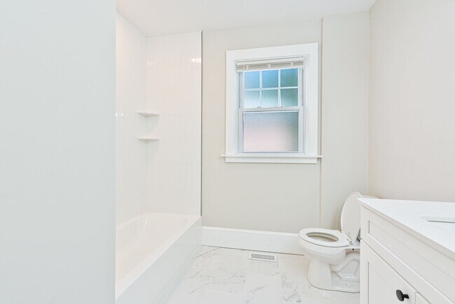 Building Photo - 4 Bed Gorgeous Unit Near PC / Elmhurst (Available 6/1/2026)