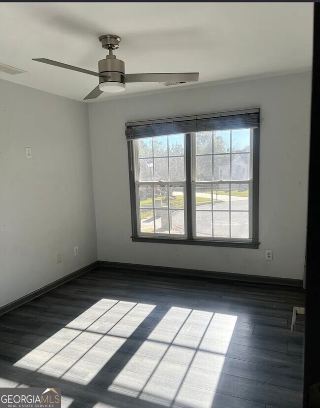 Building Photo - 3335 Prairie Dr