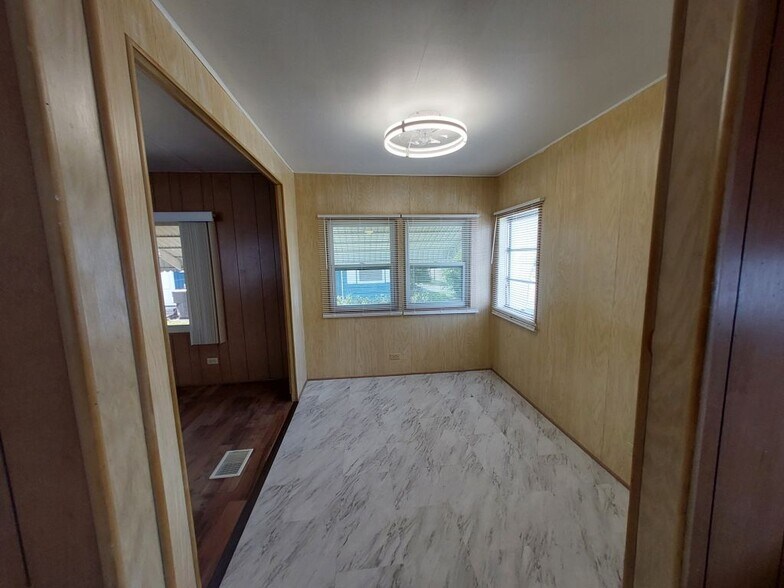Building Photo - 810 51st Ave W