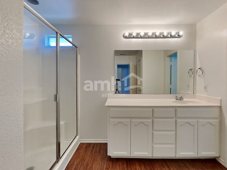 Building Photo - 1137 Boxwood Dr