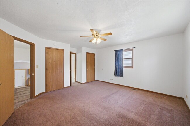Building Photo - Move-In Ready Split-Level with Open Floor Plan
