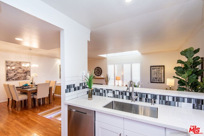 Building Photo - 514 S Barrington Ave