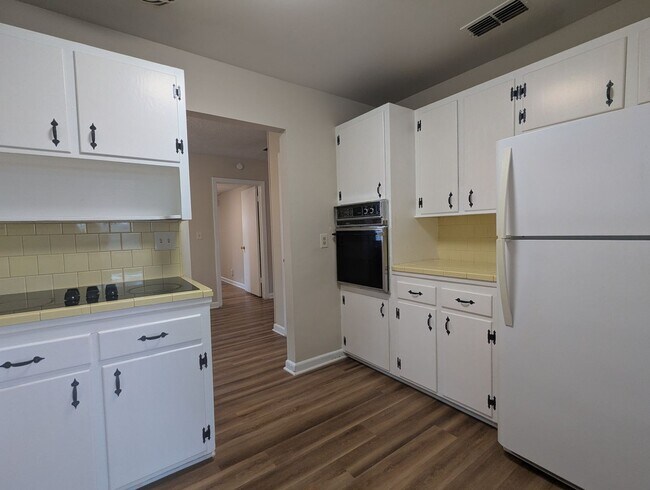 Building Photo - 3/2 NOW AVAILABLE on the Westside. Close t...