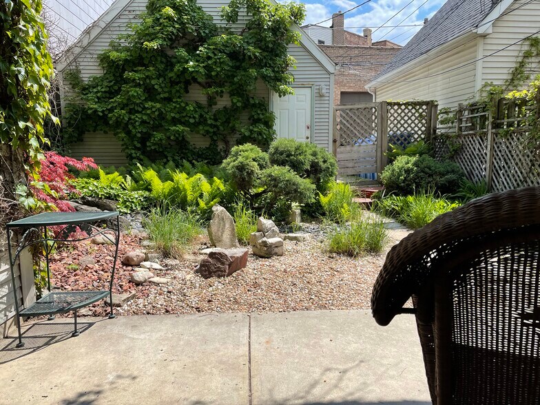 Patio w Japanese Garden - 859 W Lill Ave