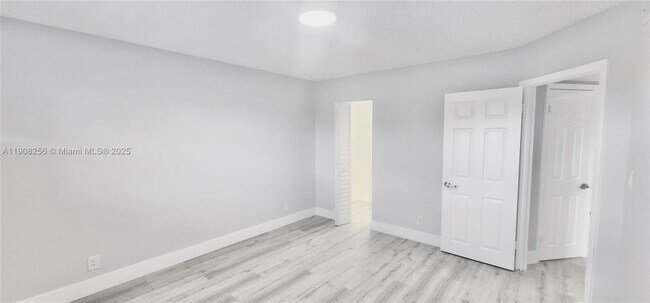 Building Photo - 8040 N Colony Cir