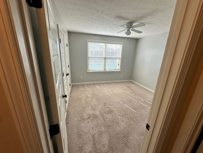 Building Photo - Towne House Living in the Center of the City!