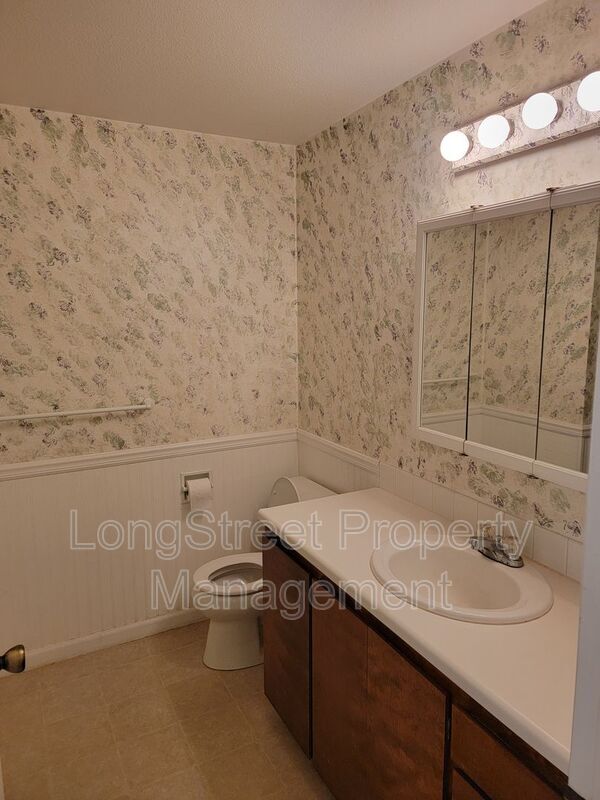 Building Photo - 3947 NW Tamarack Dr