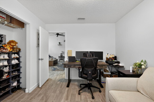 Building Photo - 235 SW 29th Ave