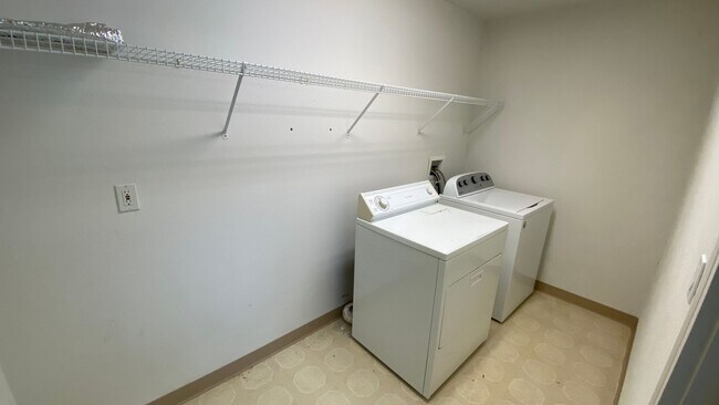 Building Photo - 2 Bedroom, 2 Bath Townhome in Beautiful La...