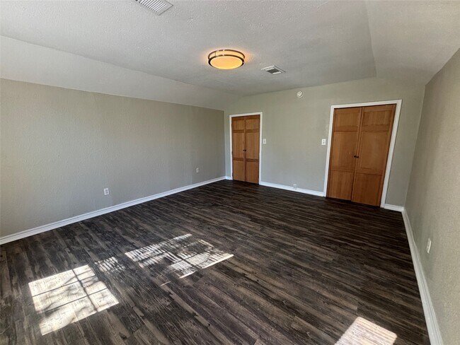 Building Photo - 3010 Jefferson Dr