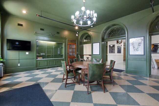 Building Photo - 301 N Mulberry St