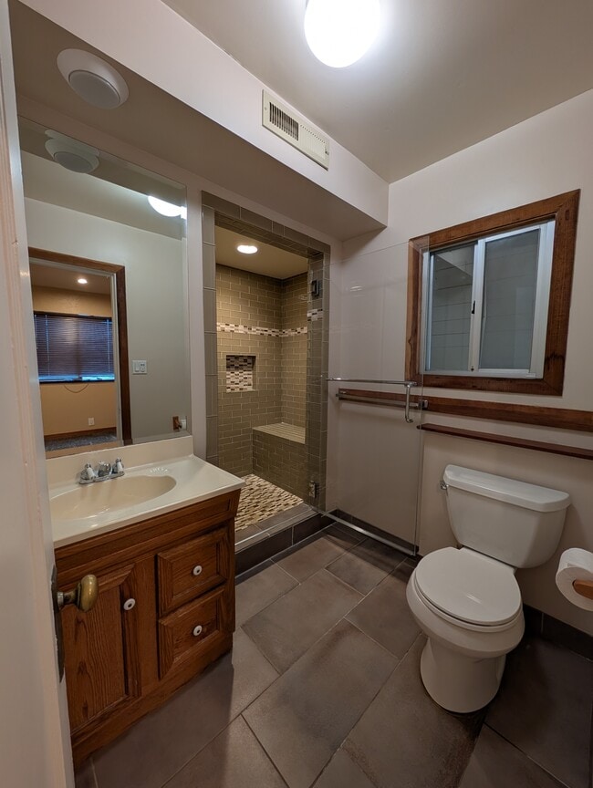 Building Photo - 6688 Estates Dr