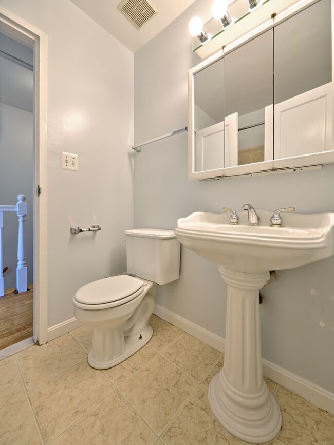 Building Photo - Charming and private 3BR, 2FB home located...