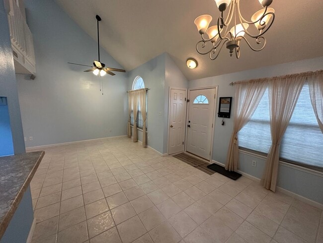 Building Photo - End Unit Townhouse for Rent