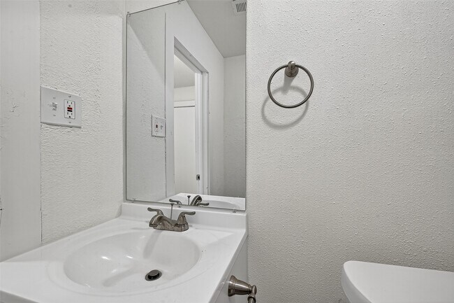 Building Photo - 16643 Lake Cir
