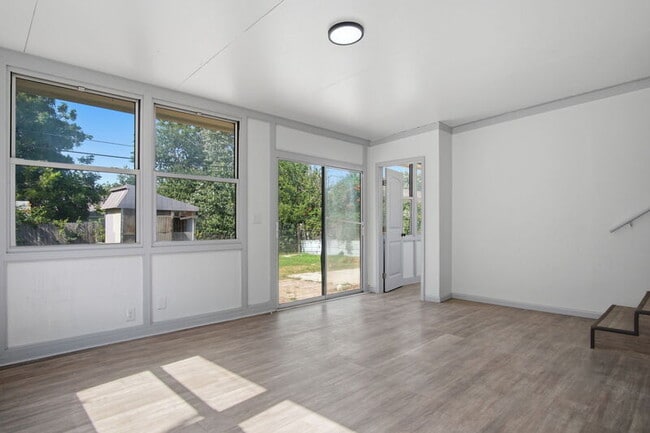 Building Photo - 549 E Ercoupe Dr