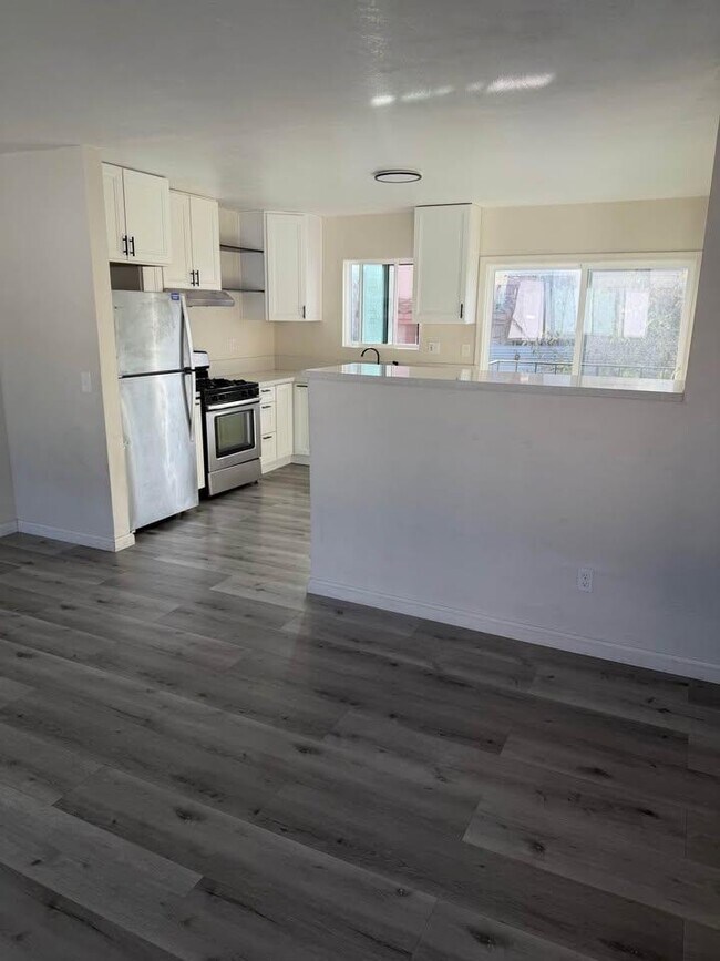 Building Photo - 2122 E 11th St