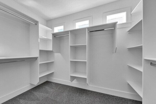 Building Photo - Modern Comfort & Rustic Charm in Prime Boi...