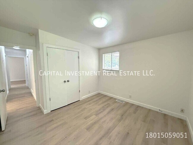 Building Photo - 389 E Meadow Rd