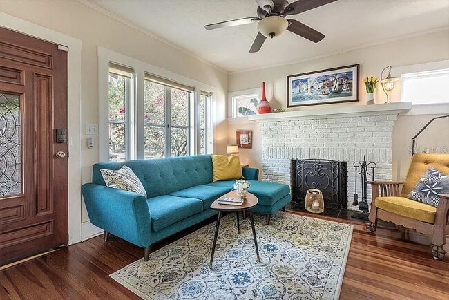 Building Photo - 702 S Bungalow Terrace