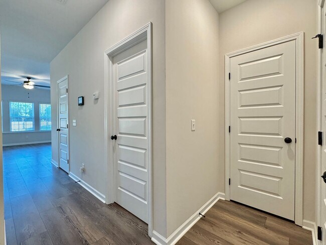 Building Photo - $500 RENT CREDIT | AVAILABLE NOW! (Pet Friendly)