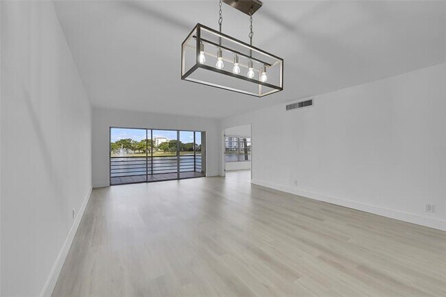 Building Photo - 2801 N Palm Aire Dr