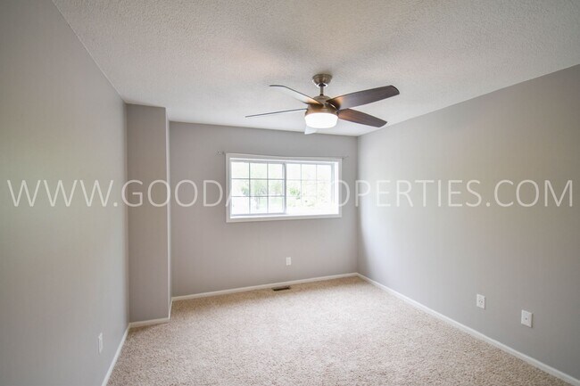 Building Photo - 2 Bedroom 1.5 Bath Townhome In West Des Moines