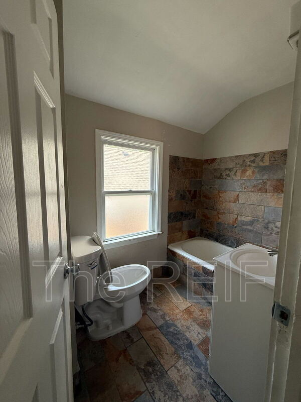 Building Photo - 14732 Woodmont Ave