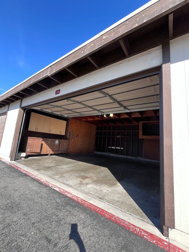 Building Photo - SINGLE STORY 3 BR/ 2 HOME WITH 2 CAR GARAGE