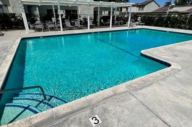 Building Photo - Beautifully Remodeled Single-Story Condo i...