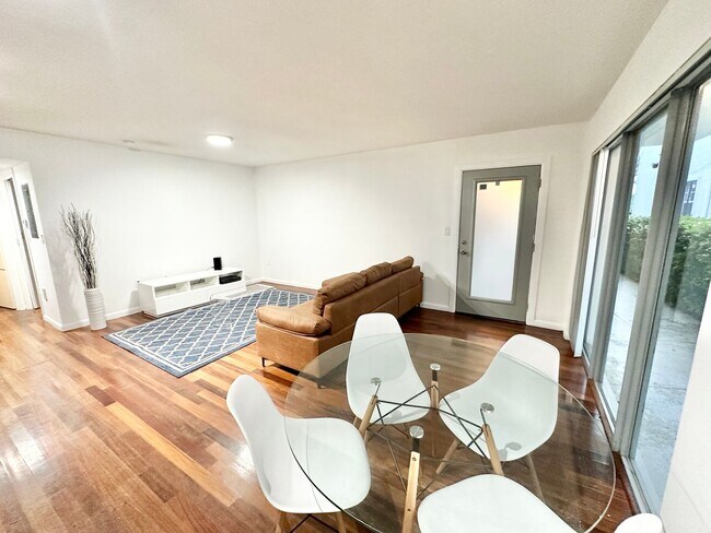 Building Photo - Tastefully furnished 1bed/1bath in the hea...