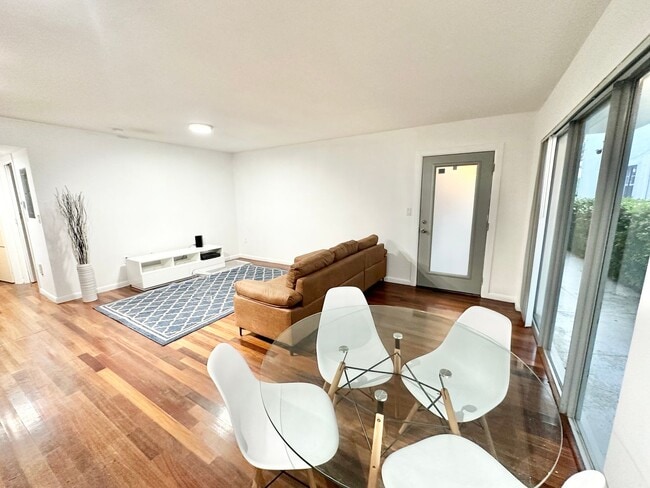 Building Photo - Tastefully furnished 1bed/1bath in the heart of South Beach!