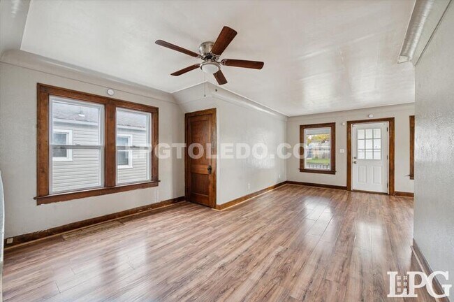 Building Photo - 2224 W Sylvania Ave