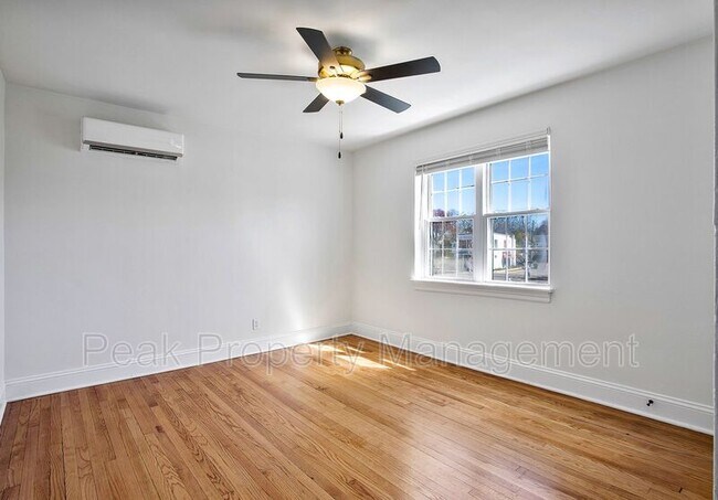 Building Photo - 402 S Center