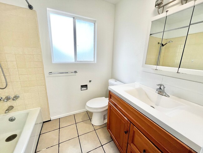 Building Photo - Beautifully Updated 3B 1BA Unit in Lemon G...