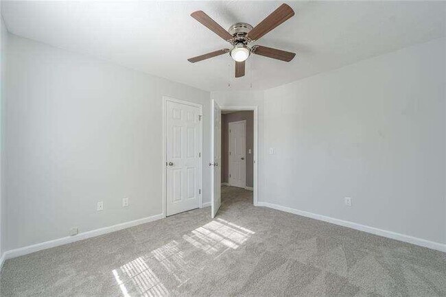 Building Photo - 2716 Lake Park Ridge W