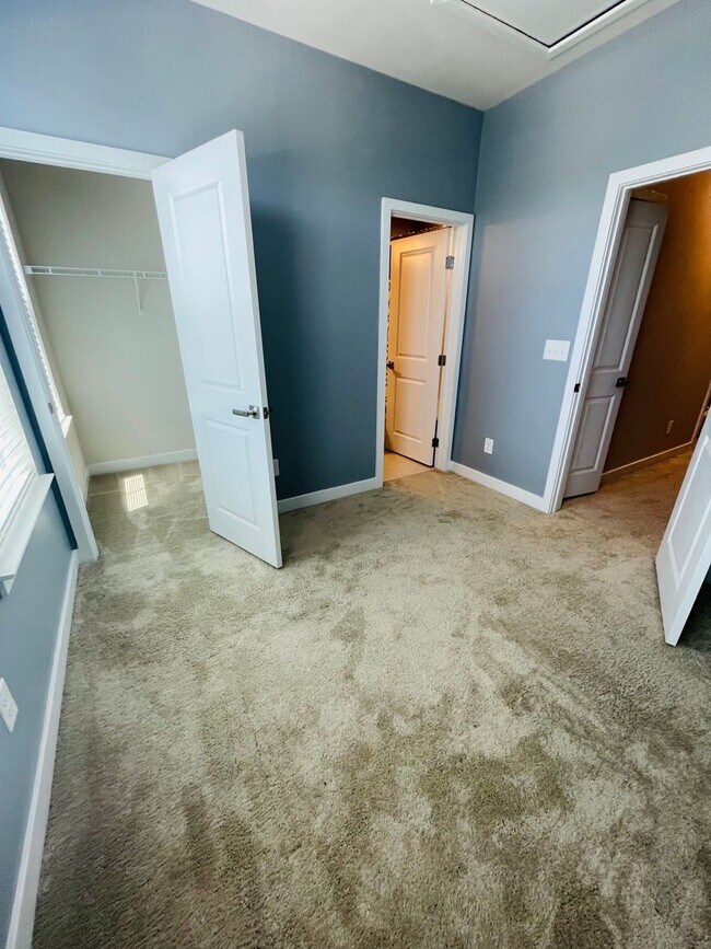 Building Photo - Sophisticated and Spacious 3BR-3.5 Bath To...