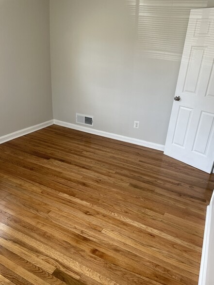 bedroom - 868 Bellevue St SE