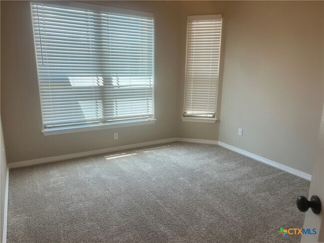 Building Photo - 521 Holstein Dr