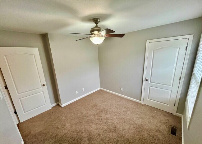 Building Photo - "Charming 3-Bedroom Retreat with 2 Full Baths in Clarksville – Your Spacious 1,480 Sq Ft Haven Aw...